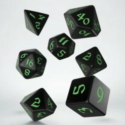 Q Workshop Dobbelstenen>Classic Runic Black & Green Dice Set (7)
